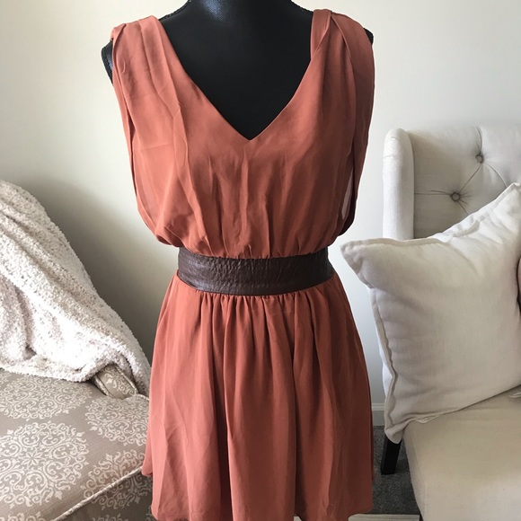Tie back v neck dress - Picture 4 of 8